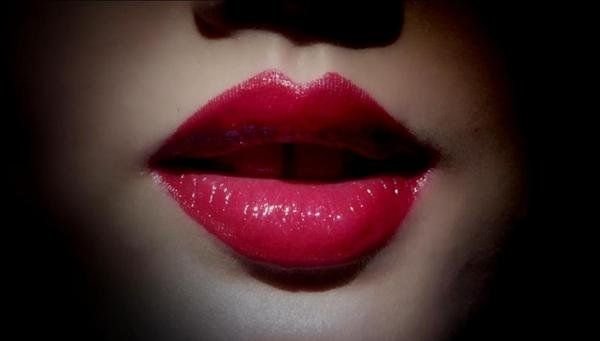 Deja que éstos labios rojos te enseñen a pronunciar correctamente tus firmas de lujo favoritas